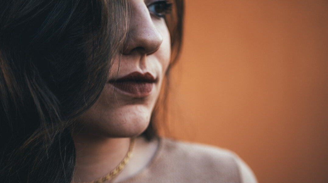 Portrait of a smiling woman with brown hair